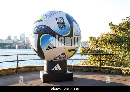 Sydney, Australia, 10 agosto 2023: Una replica di OCEAUNZ, The Official Match Ball of the FIFA Womens World Cup 2023, alla Mrs Macquarie's Chair a Sydney, Australia. (Daniela Porcelli/SPP) Foto Stock