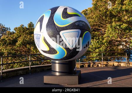 Sydney, Australia. 10 agosto 2023. Sydney, Australia, 10 agosto 2023: Una replica di OCEAUNZ, The Official Match Ball of the FIFA Womens World Cup 2023, alla Mrs Macquarie's Chair a Sydney, Australia. (Daniela Porcelli/SPP) credito: SPP Sport Press Photo. /Alamy Live News Foto Stock