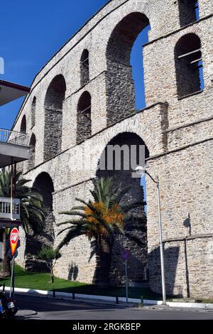 Grecia, acquedotto medievale Kamares a Kavala, costruito nel XVI secolo Foto Stock