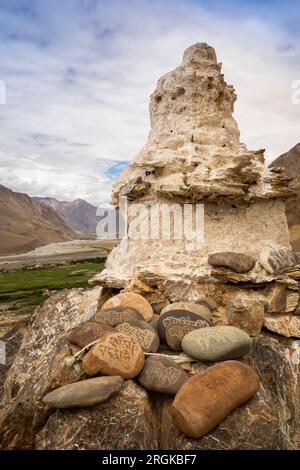India, Ladakh, Zanskar, Zangla, Palazzo Vecchio, pietre buddiste mani e corten Foto Stock