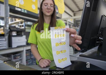 Edingen, Belgio. 10 agosto 2023. L'illustrazione mostra una ricevuta stampata in un negozio Brico di Edingen giovedì 10 agosto 2023. Da oggi la stampa di una ricevuta non è più obbligatoria nella regione vallone. BELGA PHOTO NICOLAS MAETERLINCK Credit: Belga News Agency/Alamy Live News Foto Stock