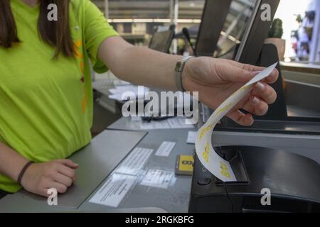 Edingen, Belgio. 10 agosto 2023. L'illustrazione mostra una ricevuta stampata in un negozio Brico di Edingen giovedì 10 agosto 2023. Da oggi la stampa di una ricevuta non è più obbligatoria nella regione vallone. BELGA PHOTO NICOLAS MAETERLINCK Credit: Belga News Agency/Alamy Live News Foto Stock