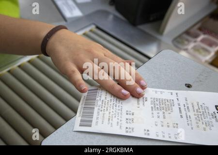 Edingen, Belgio. 10 agosto 2023. L'illustrazione mostra una ricevuta stampata in un negozio Brico di Edingen giovedì 10 agosto 2023. Da oggi la stampa di una ricevuta non è più obbligatoria nella regione vallone. BELGA PHOTO NICOLAS MAETERLINCK Credit: Belga News Agency/Alamy Live News Foto Stock