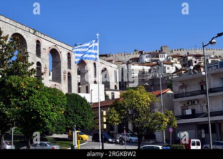 Grecia, acquedotto medievale Kamares a Kavala, costruito nel XVI secolo, vista sul quartiere di Panagia con mura fortificate Foto Stock