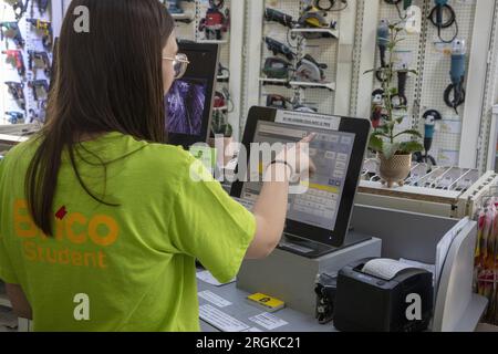 Edingen, Belgio. 10 agosto 2023. L'illustrazione mostra una ricevuta stampata in un negozio Brico di Edingen giovedì 10 agosto 2023. Da oggi la stampa di una ricevuta non è più obbligatoria nella regione vallone. BELGA PHOTO NICOLAS MAETERLINCK Credit: Belga News Agency/Alamy Live News Foto Stock