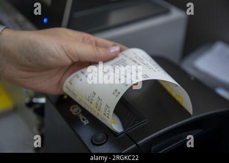 Edingen, Belgio. 10 agosto 2023. L'illustrazione mostra una ricevuta stampata in un negozio Brico di Edingen giovedì 10 agosto 2023. Da oggi la stampa di una ricevuta non è più obbligatoria nella regione vallone. BELGA PHOTO NICOLAS MAETERLINCK Credit: Belga News Agency/Alamy Live News Foto Stock