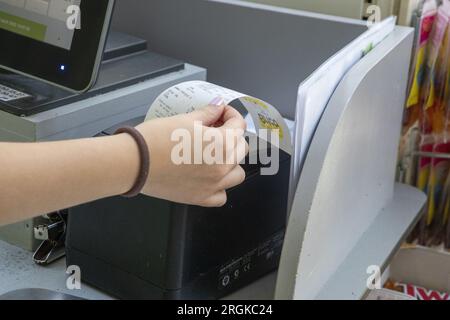 Edingen, Belgio. 10 agosto 2023. L'illustrazione mostra una ricevuta stampata in un negozio Brico di Edingen giovedì 10 agosto 2023. Da oggi la stampa di una ricevuta non è più obbligatoria nella regione vallone. BELGA PHOTO NICOLAS MAETERLINCK Credit: Belga News Agency/Alamy Live News Foto Stock