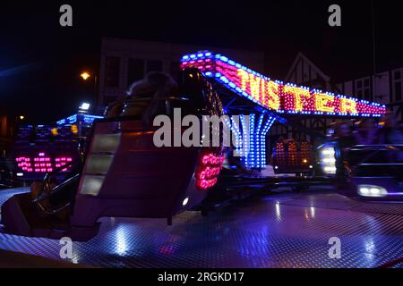 Un giro in fiera "Twister" all'annuale fiera di Banbury Michaelmas Foto Stock