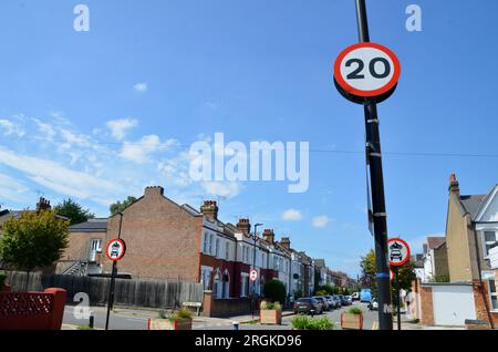 Quartieri LTNs a basso traffico nella N22 e N17 Haringey borough nel centro di Londra inghilterra Regno Unito con vasche piantate segnali limiti di velocità di 20 km/h auto e moto vietati senza permesso Foto Stock