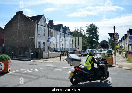 Quartieri LTNs a basso traffico nella N22 e N17 Haringey borough nel centro di Londra inghilterra Regno Unito con vasche piantate segnali limiti di velocità di 20 km/h auto e moto vietati senza permesso Foto Stock