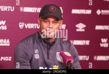 Burnley, Regno Unito. 10 agosto 2023. Vincent Kompany alla conferenza stampa Burnley contro Manchester City 10 agosto 2023 al Barnfield Training Ground Credit: Sharon Latham/Burnley FC/Alamy Live News Foto Stock