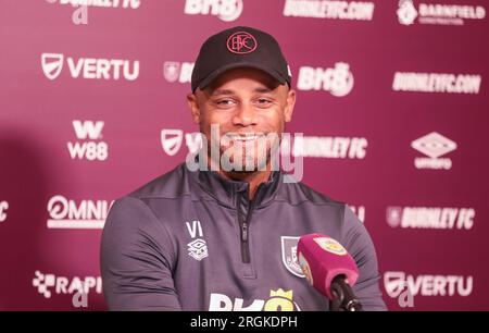 Burnley, Regno Unito. 10 agosto 2023. Vincent Kompany alla conferenza stampa Burnley contro Manchester City 10 agosto 2023 al Barnfield Training Ground Credit: Sharon Latham/Burnley FC/Alamy Live News Foto Stock