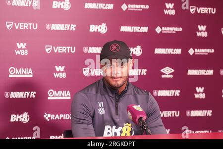 Burnley, Regno Unito. 10 agosto 2023. Vincent Kompany alla conferenza stampa Burnley contro Manchester City 10 agosto 2023 al Barnfield Training Ground Credit: Sharon Latham/Burnley FC/Alamy Live News Foto Stock