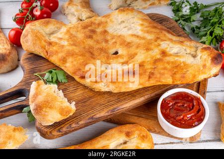 Shotis puri, pane georgiano lavash fatto a mano, cucina nazionale caucasica locale dell'Asia centrale, pane Shoti appena sfornato Foto Stock