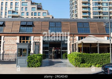 ISTANBUL, TURCHIA - 23 APRILE 2023: Ingresso al progetto residenziale BuyukYali Buildings. BuyukYali si trova all'ingresso del Bosforo, a Kazlıçeşme Foto Stock