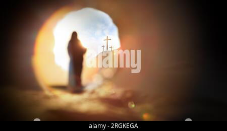 Sfondo pasquale con porta in pietra aperta e risorto Gesù Cristo dalla tomba e croce sul colle del Golgotha che simboleggia la morte Foto Stock