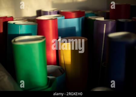 Rotoli di carta colorata. Pellicola autoadesiva in rotoli. Materiale creativo. Molta carta. Foto Stock