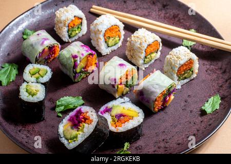 buon piatto di sushi vegetale, ricco e gustoso assortimento di sushi perfetto per mangiare Foto Stock