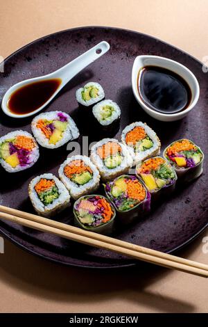 buon piatto di sushi vegetale, ricco e gustoso assortimento di sushi perfetto per mangiare Foto Stock