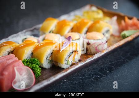 Vassoio con pezzi di sushi splendidamente presentati Foto Stock