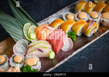 Vassoio con pezzi di sushi splendidamente presentati Foto Stock
