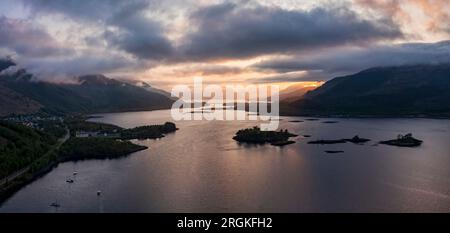 guardando a ovest lungo loch leven fino a ballachulish, con vista panoramica elevata al tramonto Foto Stock
