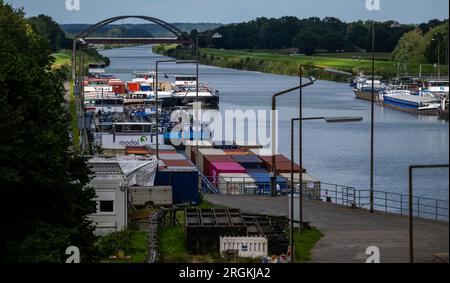 Scharnebeck, Germania. 10 agosto 2023. Le navi sono ormeggiate nel porto inferiore di fronte all'ascensore. Un difetto nello stabilimento vicino a Lüneburg ha bloccato la navigazione sul canale laterale dell'Elba. Di conseguenza, secondo i rapporti della polizia, un totale di circa 40 chiatte sono state bloccate sul canale laterale dell'Elba a nord e a sud dell'ascensore della nave il giovedì. Credito: Philipp Schulze/dpa/Alamy Live News Foto Stock