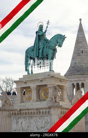 statua di santo stefano szent istvan con bandiera ungherese per la celebrazione nazionale ungherese del 20 agosto. Foto Stock