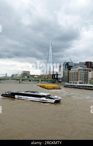 Uber boat Tamigi clipper persone turisti e vista dell'edificio Shard e del Southwark Bridge nell'acqua del Tamigi vicino a Bankside nel 2023 Londra Regno Unito Foto Stock