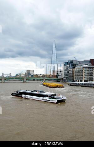 Uber boat Tamigi clipper persone turisti e vista dell'edificio Shard e del Southwark Bridge nell'acqua del Tamigi vicino a Bankside nel 2023 Londra Regno Unito Foto Stock