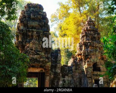 Fascino autunnale: Pittoresche torri antiche di Preah Khan nel paesaggio forestale cambogiano. Foto Stock