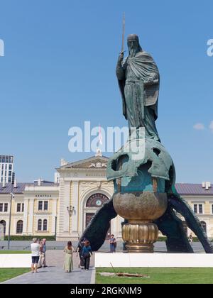 Statua di re Stefan Nemanja di fronte alla vecchia stazione ferroviaria, nella città di Belgrado, Serbia. 10 agosto 2023. Foto Stock