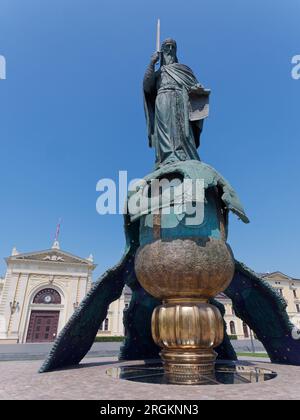 Statua di re Stefan Nemanja di fronte alla vecchia stazione ferroviaria, nella città di Belgrado, Serbia. 10 agosto 2023. Foto Stock