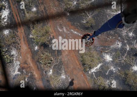 Maui, Stati Uniti. 9 agosto 2023. Un elicottero CH47 Chinook della Guardia Nazionale delle Hawaii esegue delle gocce aeree di secchi d'acqua su incendi che bruciano, il 9 agosto 2023 a Maui, Hawaii. Gli incendi alimentati da forti venti hanno ucciso almeno 36 persone e distrutto migliaia di case sull'isola. Credito: MSgt. Andrew Jackson/US Air Force Photo/Alamy Live News Foto Stock