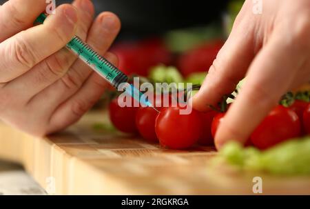 Cuocere in cucina introduce ingrediente segreto Foto Stock