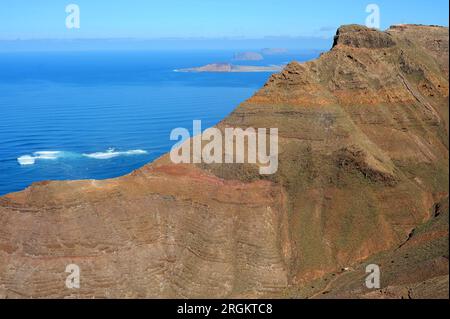 Riscos de Famara e la Graciosa, Montaña Clara e Alegranza sullo sfondo. Isola di Lanzarote, Las Palmas, Isole Canarie, Spagna. Foto Stock