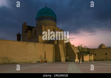 BUKHARA, UZBEKISTAN - 10 SETTEMBRE 2022: Vista della cupola dell'antica madrasa po-i-Kalyan nella mattina presto nuvolosa Foto Stock