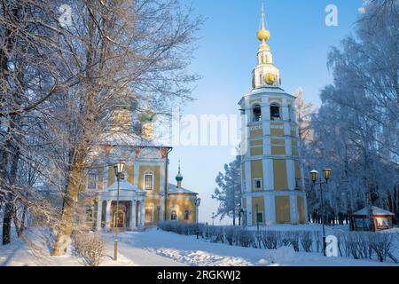 UGLICH, RUSSIA - 7 GENNAIO 2023: Presso l'antica Cattedrale della Trasfigurazione del Salvatore in un gelido giorno di gennaio. Uglich Cremlino Foto Stock