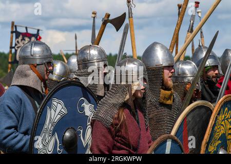 REGIONE DI TVER, RUSSIA - 21 LUGLIO 2023: Reenattori in armatura medioevale prima della battaglia. Festival storico "Epic Coast-2023" Foto Stock