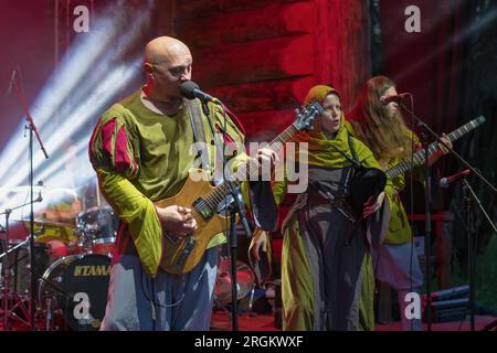 SHEVELEVO, RUSSIA - 05 AGOSTO 2023: Frammento dell'esibizione del gruppo folk "Troll Gnet Spruce" (Troll Bends Fir). Festival storico "Prince" Foto Stock