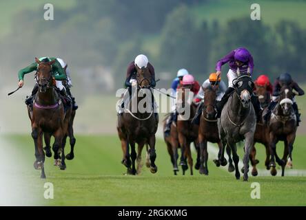 Gabinetto di Clowns e Charles Bishop (a destra, sete viola) tornano a casa per vincere il William Hill Keep Your Raceday positive Racing League Race 8 handicap all'ippodromo di Chepstow. Data foto: Giovedì 10 agosto 2023. Foto Stock