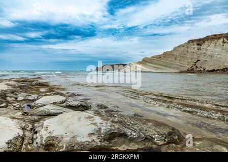 Panoramica della Scala dei Turchi o Scala dei Turchi o Scala dei Turchi, scogliera rocciosa formata da marna, sulla costa di Realmonte in Sicilia, Italia Foto Stock