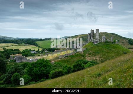 Vista delle rovine del castello di Corfe da una collina di fronte Foto Stock