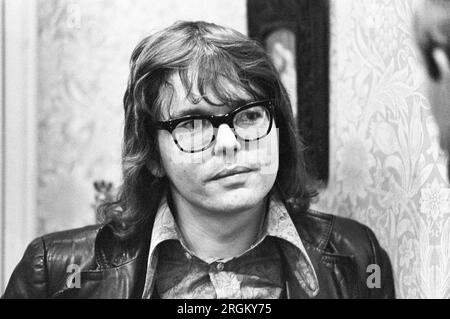 Il drammaturgo e traduttore inglese Christopher Hampton durante una pausa nelle riprese della produzione di Hillard Elkins del 1973 di A DOLLl'S HOUSE di Ibsen, diretta da Patrick Garland agli Elstree Studios, Hertfordshire, Inghilterra. Foto Stock