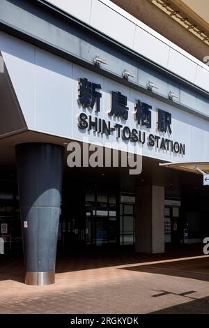 Kyushu Shinkansen Shin-Tosu Station (progettata da Yasui Architects & Engineers, 2011); Tosu, Prefettura di Saga, Giappone Foto Stock