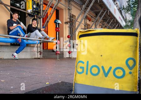 I lavoratori della Start-up spagnola, Glovo, attendono che un ordine di cibo sia pronto per essere ritirato in Spagna. Foto Stock