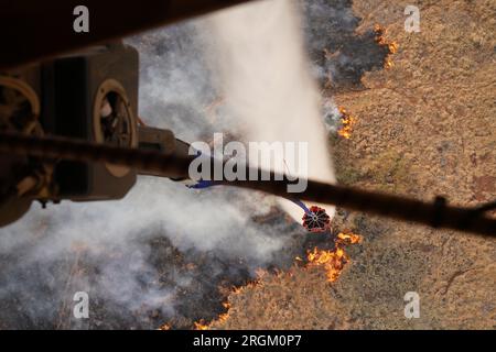 Maui, Stati Uniti. 9 agosto 2023. Due Hawaii Army National Guard CH47 Chinook eseguono lanci di secchi d'acqua aerei a Maui per assistere nella lotta contro gli incendi, attraverso l'isola di Maui, Hawaii, il 9 agosto 2023. I due equipaggi hanno eseguito 58 lanci totali di benne nell'Upcountry Maui in cinque ore, per un totale di oltre centomila galloni caduti sugli incendi. Foto di MSgt. Andrew Jackson/USAF/U.S. National Guard/UPI Credit: UPI/Alamy Live News Foto Stock