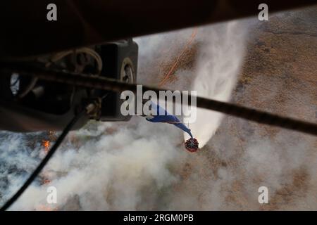 Maui, Stati Uniti. 9 agosto 2023. Due Hawaii Army National Guard CH47 Chinook eseguono lanci di secchi d'acqua aerei a Maui per assistere nella lotta contro gli incendi, attraverso l'isola di Maui, Hawaii, il 9 agosto 2023. I due equipaggi hanno eseguito 58 lanci totali di benne nell'Upcountry Maui in cinque ore, per un totale di oltre centomila galloni caduti sugli incendi. Foto di MSgt. Andrew Jackson/USAF/U.S. National Guard/UPI Credit: UPI/Alamy Live News Foto Stock