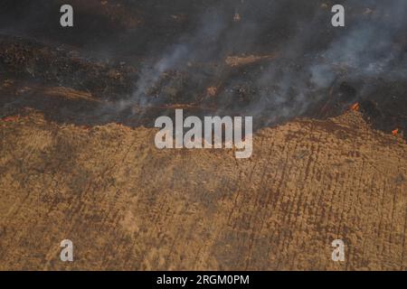 Maui, Stati Uniti. 9 agosto 2023. Due Hawaii Army National Guard CH47 Chinook eseguono lanci di secchi d'acqua aerei a Maui per assistere nella lotta contro gli incendi, attraverso l'isola di Maui, Hawaii, il 9 agosto 2023. I due equipaggi hanno eseguito 58 lanci totali di benne nell'Upcountry Maui in cinque ore, per un totale di oltre centomila galloni caduti sugli incendi. Foto di MSgt. Andrew Jackson/USAF/U.S. National Guard/UPI Credit: UPI/Alamy Live News Foto Stock