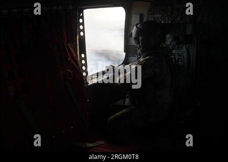 Maui, Stati Uniti. 9 agosto 2023. Due Hawaii Army National Guard CH47 Chinook eseguono lanci di secchi d'acqua aerei a Maui per assistere nella lotta contro gli incendi, attraverso l'isola di Maui, Hawaii, il 9 agosto 2023. I due equipaggi hanno eseguito 58 lanci totali di benne nell'Upcountry Maui in cinque ore, per un totale di oltre centomila galloni caduti sugli incendi. Foto di MSgt. Andrew Jackson/USAF/U.S. National Guard/UPI Credit: UPI/Alamy Live News Foto Stock